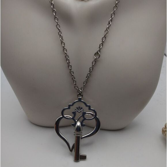 Key to my heart necklace in silver‎ tone - Picture 1 of 2